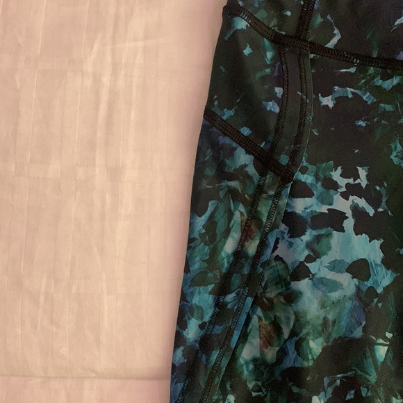 Lululemon Run: Top Speed Crop Full-On Luxtreme
Floral Backdrop Blue Denim Multi - Picture 10 of 14